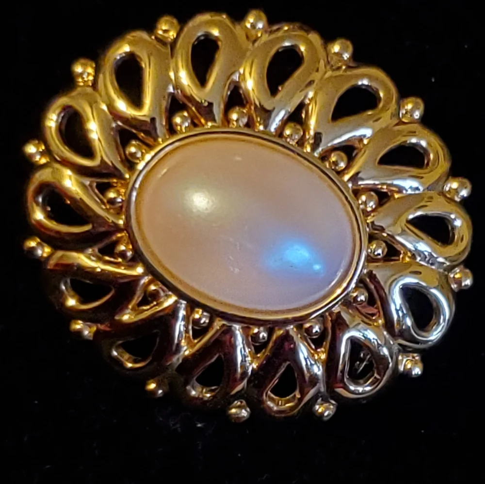 Goldtone filigree oval brooch with faux pearl